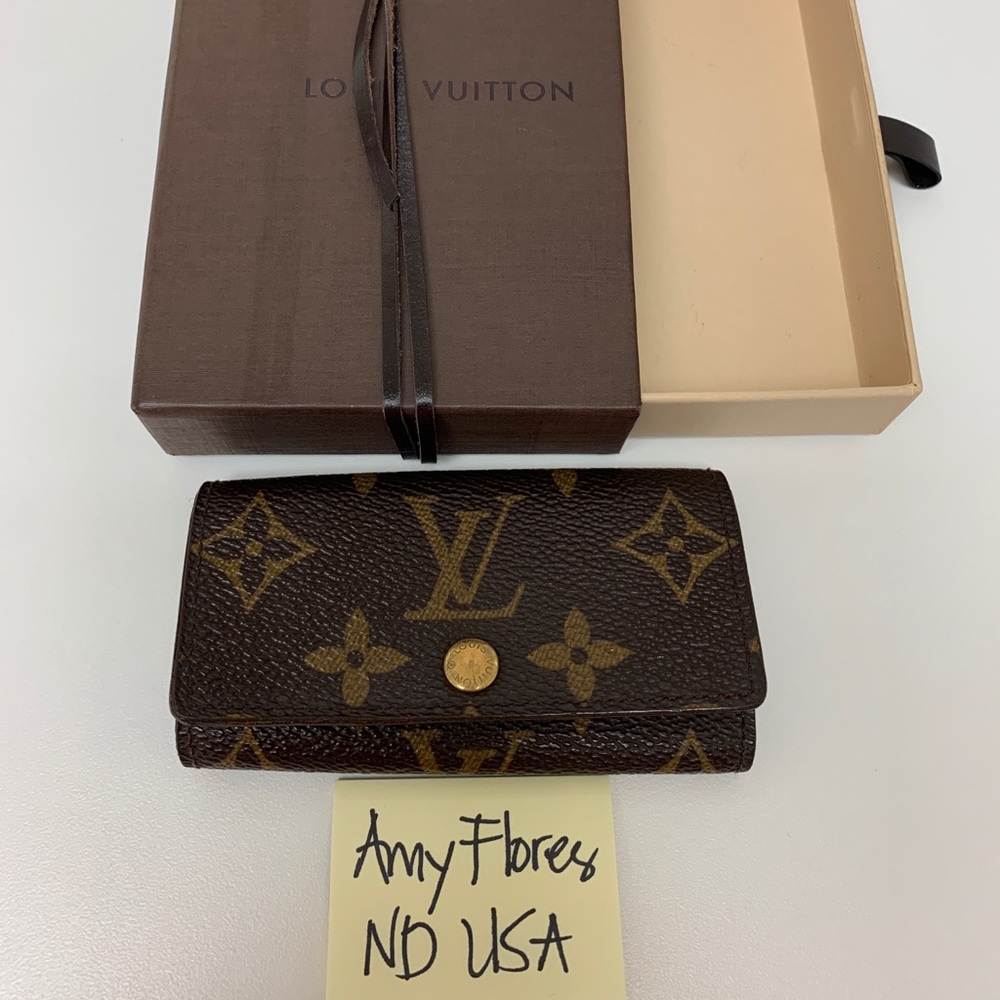 ⛔️SOLD⛔️Authentic Louis Vuitton 4 keyholder